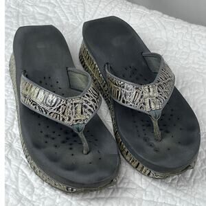 Volatile Womens 7 Frappachino Animal Print Beach Summer Flip Flop Sandal Wedges